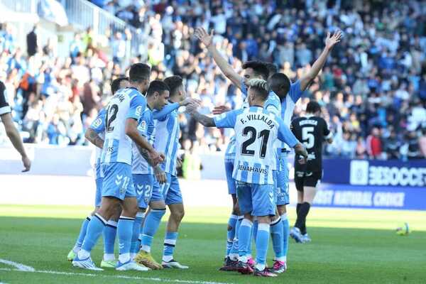 El equipo celebra el gol. SALVADOR SALAS