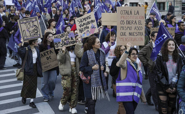 Los carteles con mensajes feministas vuelven a llenar las calles de la capital cántabra