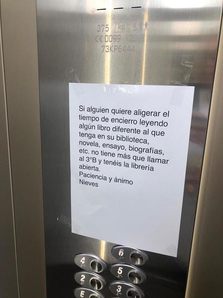 Una vecina de Torrelavega pone este anuncio en el ascensor de su portal para prestar libros a sus vecinos en estos días de encierro