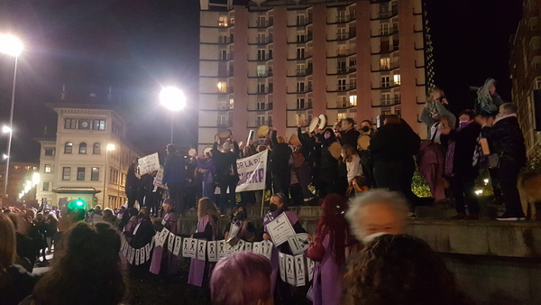 La plaza del Humedal ruge ante el 8M. Las convocantes celebran la movilización