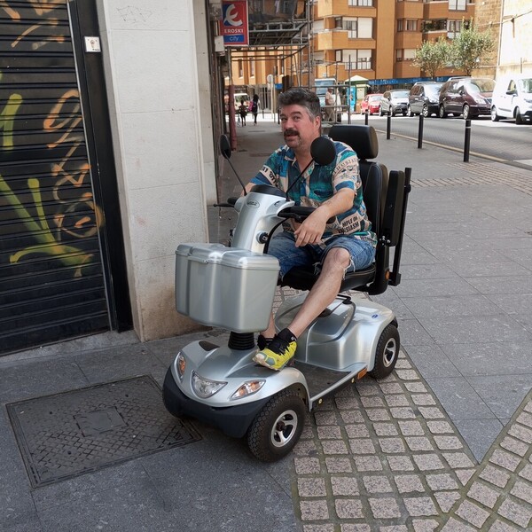 Josue Bañares con su moto eléctrica para minusválidos. Firma: Rementería.