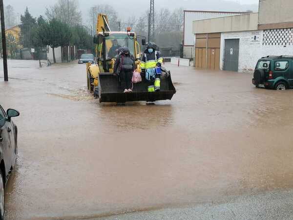 Los servicios de emergencia están evacuando a vecinos de Piélagos con una pala excavadora. Foto: Luis Palomeque.