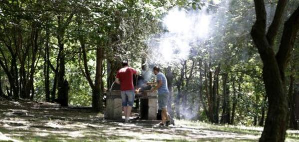 La Policía se despliega en las playas, levanta a bañistas y cierra accesos para frenar el aluvión