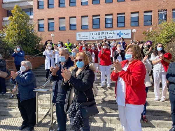 Aplauso infinito a la llegada al Hospital de El Bierzo.