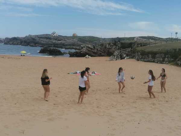 Playa de San Juan de la Canal en el primer día de la fase dos de la 'desescalada'. Poca afluencia de gente a esta hora. Los pocos que permanecen en la playa prefieren optar por la hacer algo de deporte. Foto: Sheila Izquierdo.