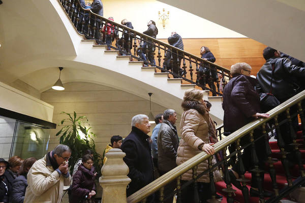 Escaleras que acceden al salón de Recepciones del Ayuntamiento de Gijón. FOTO: Jorge Peteiro