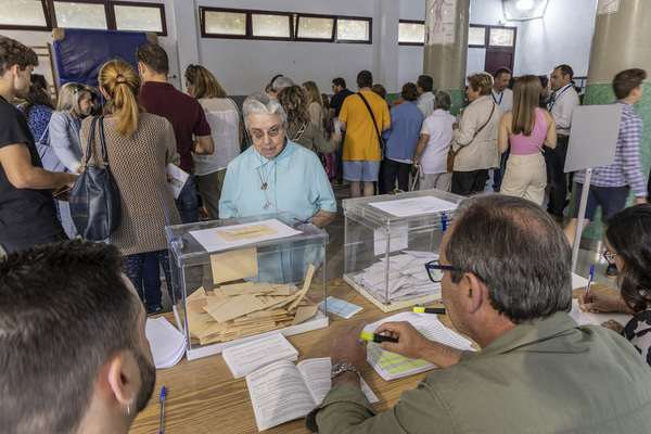 Desde primera hora, miles de ciudadanos se dieron cita en los numerosos colegios electorales de la ciudad para ejercer su derecho al voto. FOTO: JM Rodríguez / AGM