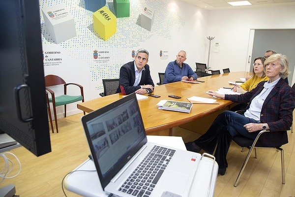 El Gobierno de Cantabria ha defendido este martes la necesidad de aplazar las pruebas de acceso a la universidad -la EBAU- y de consensuar unas nuevas fechas para los exámenes que sean comunes en toda España, para garantizar a los alumnos “igualdad de oportunidades” y un proceso que, aunque extraordinario por las circunstancias, sea “justo para todos”. Así lo han explicado el vicepresidente del Gobierno de Cantabria y consejero de Universidades, Igualdad Cultura y Deporte, Pablo Zuloaga, y la consejera de Educación, Formación Profesional y Turismo, Marina Lombó, tras participar esta mañana en un encuentro, por videoconferencia, con otras Comunidades Autónomas, los ministerios de Educación y Universidades y la Conferencia de Rectores de las Universidades Españoles (CRUE) en el marco de la Comisión General de la Conferencia de Educación. Lombó ha dejado claro que “nadie perderá el curso” por esta situación y que todo el sistema educativo buscará “soluciones coordinadas”. Para la titular de Educación, hay dos grupos de estudiantes con los que la administración educativa ha de tener una atención “especial” en este momento. Por un lado, los alumnos de 2º de Bachiller que quieren optar al acceso a la Universidad y, desde un punto de vista más amplio, con todos quienes se titulan este año, es decir, los de 4º de la ESO, 2ºde Bachiller y el último curso de FP, tanto de grados medios como superiores.