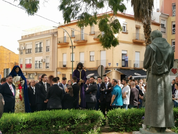 Los Sagrados Titulares de la Hermandad del Dulce Nombre ante Fray Leopoldo de Alpandeire. Foto: José Miguel Ramírez