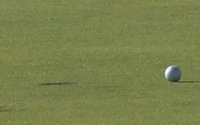 La bola no ha caído donde esperaba en el anterior putt...