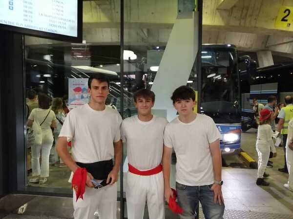Y entre tanto repetidor, los hay que en este 2022 vivirán sus primeros sanfermines. Como este otro grupo de amigos que iniciaba su escapada a Pamplona &amp;quot;con mucha ilusión&amp;quot;. Que no falte la ropa blanca, ¡por supuesto!