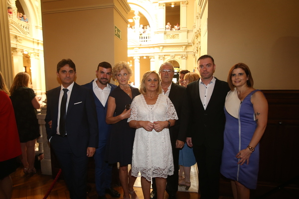 La familia de Adrián Barbón ha seguido emocionada el discurso del presidente del Principado