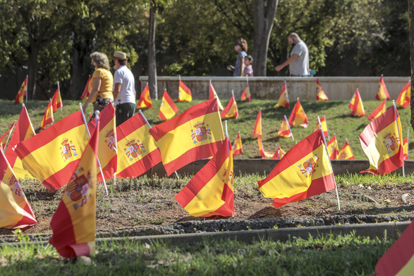 Sevilla amanece con 53.000 banderas de España junto al Guadalquivir en memoria de las víctimas del coronavirus