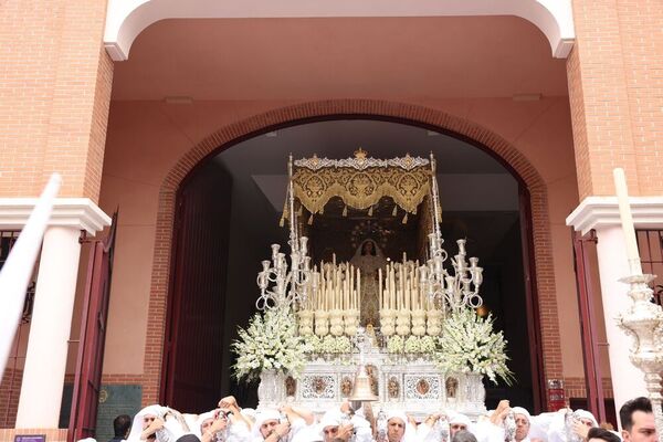 María Santísima del Rocío Coronada a su salida. Foto: L. M. Gómez Pozo