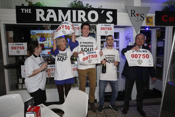 El bar Ramiro&amp;#039;s de Suances ha vendido décimos del tercer premio. Foto: Palomeque