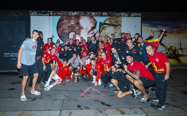 Noche larga en Berlín: Lorenzo de Albacete y una foto histórica en el Muro