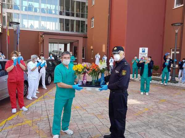 Homenaje de la Policía Nacional a las residencias de mayores, hoy en el CAD de Cueto.