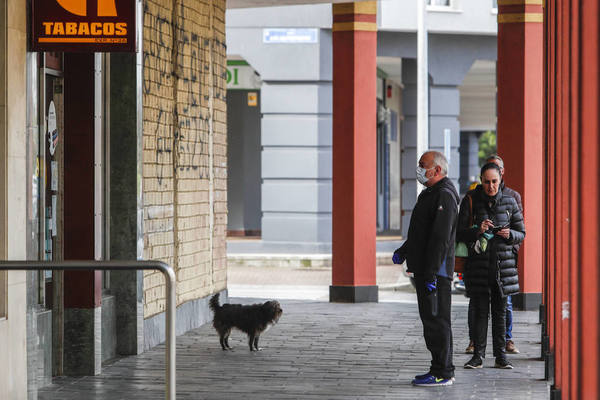 El alcalde de Miengo, José Manuel Cabrero, ha dictado un bando que limita a 250 metros del domicilio la distancia máxima que los dueños de perros pueden recorrer paseando a sus mascotas, con el fin de evitar que los ciudadanos se salten las restricciones establecidas para contener el coronavirus. En los últimos días ha habido personas que vienen a las playas de Miengo desde otros municipios a pasear sus mascotas. Además, el bando limita el paseo &amp;quot;al tiempo indispensable&amp;quot; para que los animales hagan sus necesidades fisiológicas, y prohíbe transportar a las mascotas en el coche, salvo que sea para llevarlo al veterinario. El alcalde advierte en su bando de que el incumplimiento de estas normas supone que la Guardia Civil impondrá la sanción correspondiente. (La imagen, pertenece a Santander)