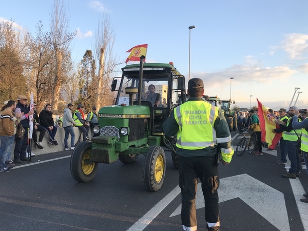 Así te hemos contado la protesta desde el amanecer hasta la apertura de la autovía