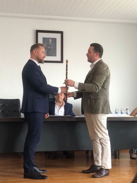 David de la Viuda (izquierda) recibe el bastón de mando que hasta ahora ostentaba Alberto Magdaleno. Fotografía de Miguel García Marbán