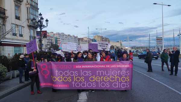 También presente la Comisión 8M que al final del recorrido leerá uno de los manifiestos