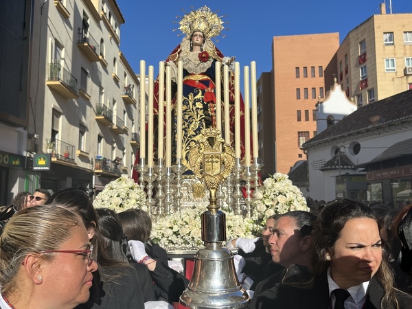 La Virgen de la Amargura Coronada, tras salir de su ermita. C. Pinto