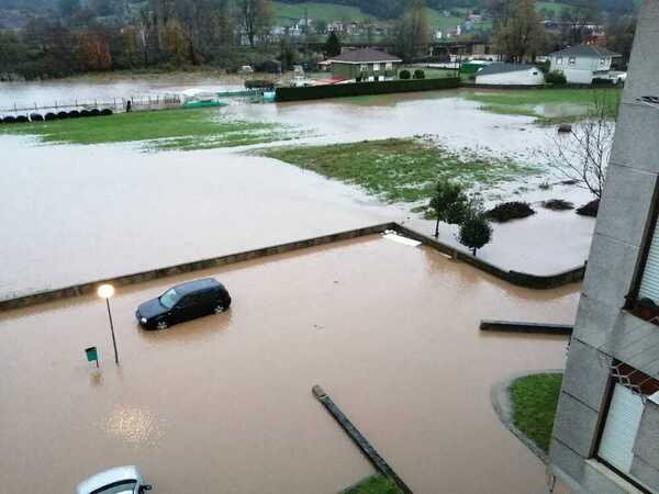 Carreteras totalmente anegadas en Renedo de Piélagos. Foto: Javier Hernández
