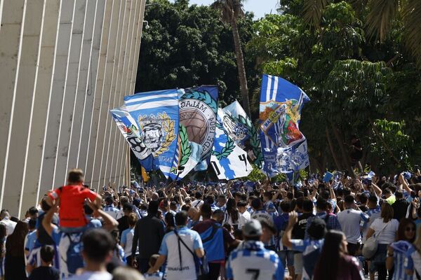 Aficionados del Málaga generan un gran ambiente en los aledaños de La Rosaleda antes del partido. ÑITO SALAS