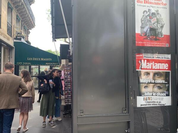 'A pesar de la cólera... evitar el caos', titular de portada de la revista 'Marianne', expuesta en un quiosco del célebre café de Les Deux Magots, en el corazón de Saint-Germain-des-Prés. S. N.