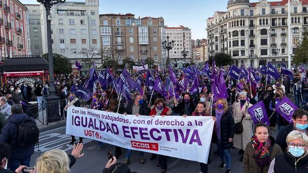 La manifestación del 8M recupera su fuerza y abarrota las calles de Santander