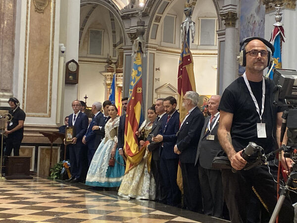 Los valencianos se vuelcan con la Senyera en un recorrido histórico