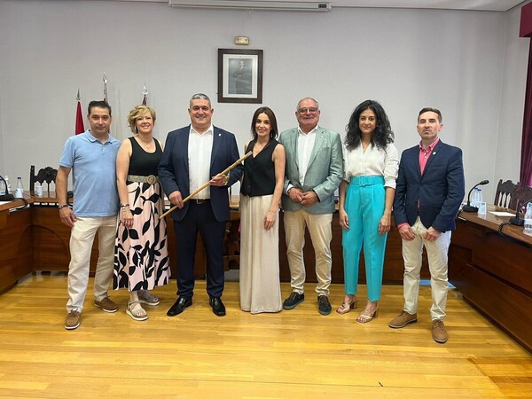 El nuevo alcalde de Tudela, con la vara, junto a sus compañeros del PP y los concejales de Independientes por Herrera de Duero y Somos Duero. Fotografía de Adrián Rodríguez