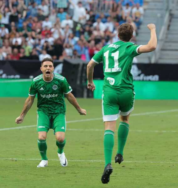Joaquín celebra con Los Troncos. SALVADOR SALAS