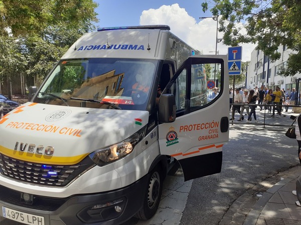 Una mujer ha sufrido un desmayo en el entorno de Gonzalo Gallas durante ka celebración del desfile de las Fuerzas Armadas. Ha requerido asistencia por parte de Protección Civil, que ha procedido a su traslado hospitalario. / FOTO: Ángel Mengíbar