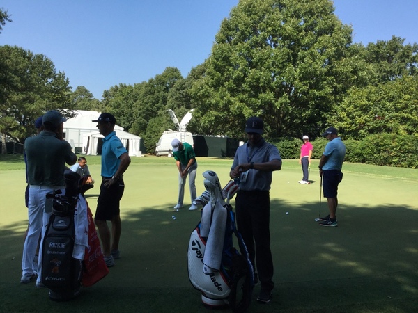 Últimos toques en el putting green junto a su compañero de partido, Rickie Fowler, y Justin Rose, trío de Ryder Cup
