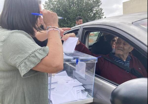José Onorato vota desde el coche.