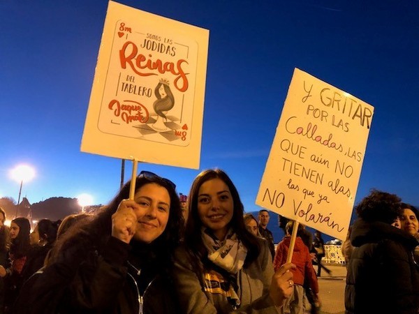 Andrea y Raquel son de Andoain y se han acercado a Donostia porque creen que es importante “reivindicar nuestros derechos". Consideran que "si salimos todas a la calle, nos harán caso”. / Ainhoa Múgica