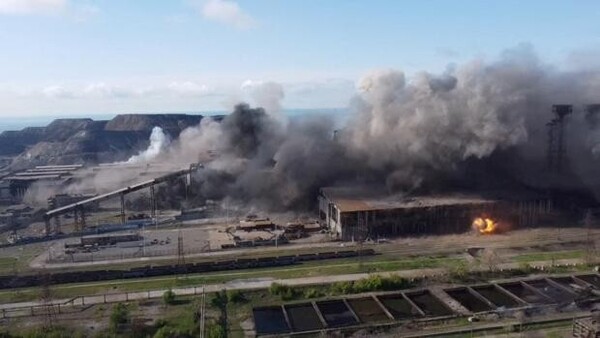 Una vista aérea muestra bombardeos en la planta siderúrgica Azovstal, en Mariúpol