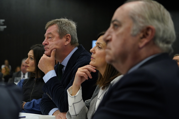 Oihane Agirregoitia, concejala de Atención y Participación Ciudadana e Internacionalización del Ayuntamiento de Bilbao; el portavoz del Ejecutivo autonómico, Bingen Zupiria; la consejera de Igualdad y Políticas Sociales, Beatriz Artolazabal y el consejero de Planificación Territorial, Vivienda y Transportes, Iñaki Arriola. | Ignacio Pérez