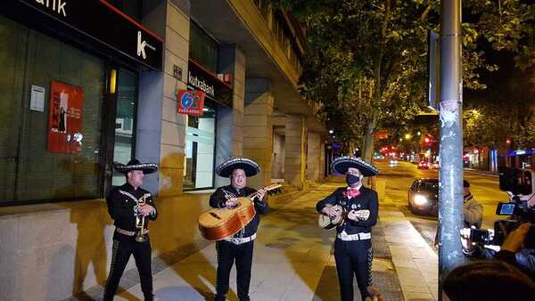Un grupo de mariachis a las puertas de la sede de Cs canta: «Yo sé perder, quiero volver, volver, volver». Foto: Juan Casillas