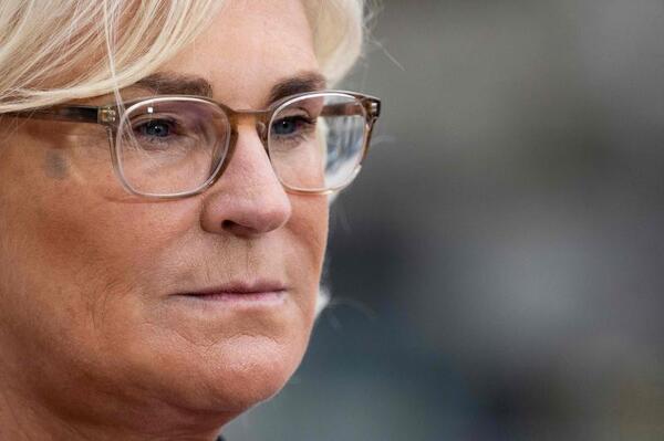 Dimite la ministra alemana de Defensa por su incapacidad de reforzar al Ejército ante la amenaza rusa