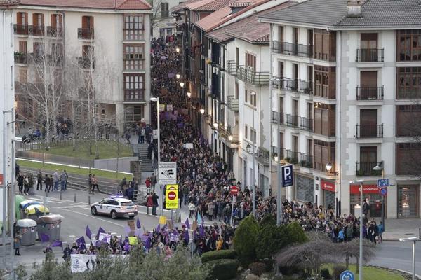 En Arrasate también se ha celebrado una manifestación esta tarde. / Igor Altuna