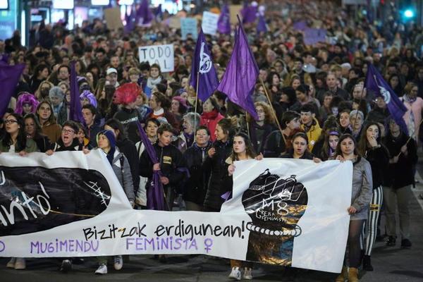Miles de personas abarrotan el Boulevard y las zonas cercanas. / L. Michelena