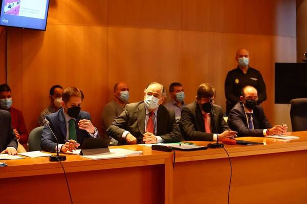 Los acusados, sentados detrás de sus abogados. (Foto: Pablo Lorenzana)