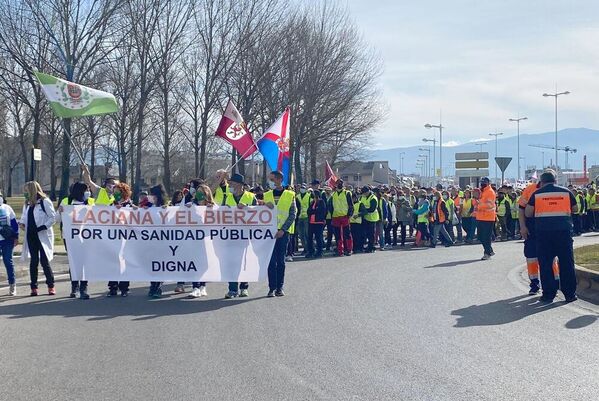 Es tremenda la presencia de personas que se está sumando a la marcha. Se están superando todas las previsiones. Todas las calles cortadas al paso de la marcha.