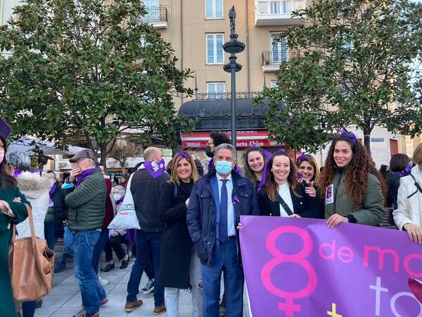 La manifestación del 8M recupera su fuerza y abarrota las calles de Santander