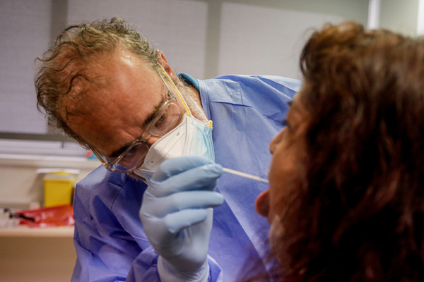 La Comunidad Valenciana encabeza los nuevos ingresos por coronavirus y la tasa de positivos en España