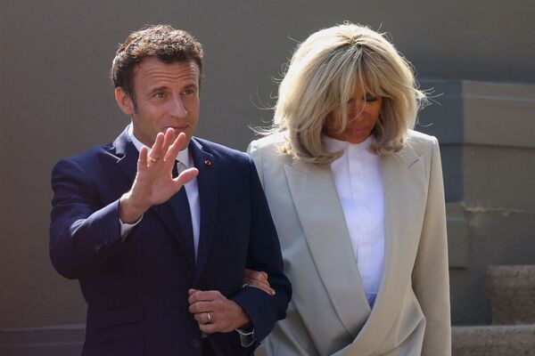 Emmanuel Macron y su mujer, Brigitte Macron, acuden a votar. Reuters.
