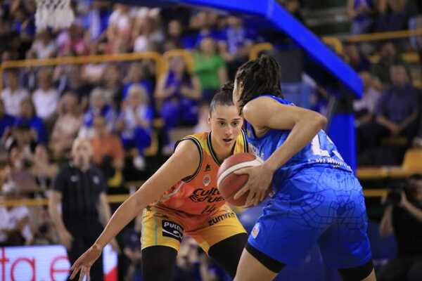 CB Avenida cae en el último cuarto y permite al Valencia Basket hacerse con la liga