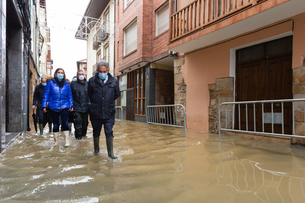 Fotografía tomada esta mañana en Ampuero, hasta donde se ha desplazado el presidente de Cantabria, Miguel Ángel Revilla: &amp;quot;Se está dando la tormenta perfecta, que es lluvia, mucha nieve y una elevación de la temperatura de ayer a hoy, con lo cual está derritiéndose la nieve&amp;quot;.